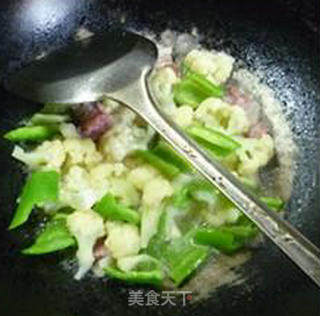 青椒咸肉炒花菜的做法步骤：11