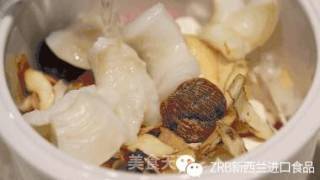 新西兰花胶响螺片排骨汤的做法步骤：4