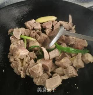 白萝卜牛腩煲的做法步骤：3