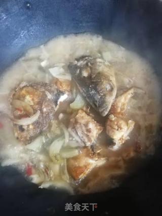 草鱼焖酸菜的做法步骤：8