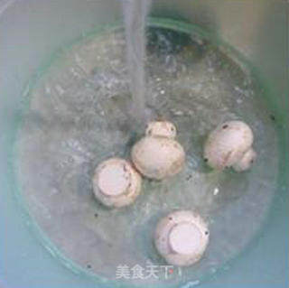 蒜薹腊肉炒蘑菇的做法步骤：4