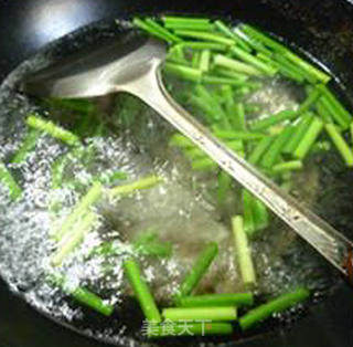 蒜薹腊肉炒蘑菇的做法步骤：7