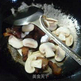 蒜薹腊肉炒蘑菇的做法步骤：10