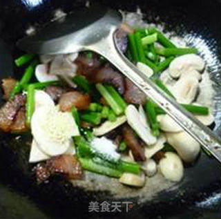 蒜薹腊肉炒蘑菇的做法步骤：12