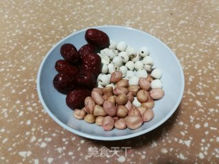 花生莲子红枣汤的做法步骤：1
