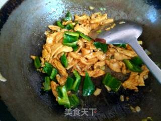 杏鲍菇青椒炒鸡肉的做法步骤：9
