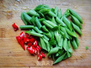 龙豆角炒米皮的做法步骤：3