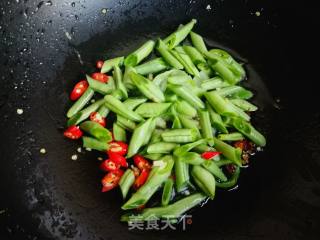 龙豆角炒米皮的做法步骤：5