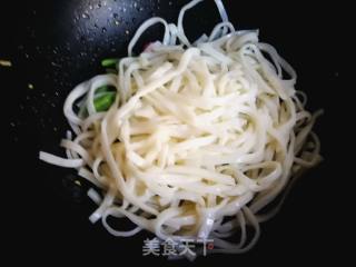 龙豆角炒米皮的做法步骤：7