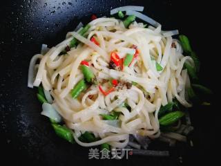 龙豆角炒米皮的做法步骤：8