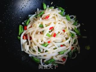 龙豆角炒米皮的做法步骤：9