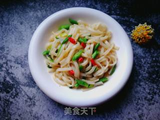 龙豆角炒米皮的做法步骤：11