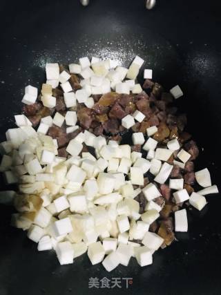 豌豆炒腊肠丁的做法步骤：5