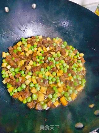 豌豆炒腊肠丁的做法步骤：6