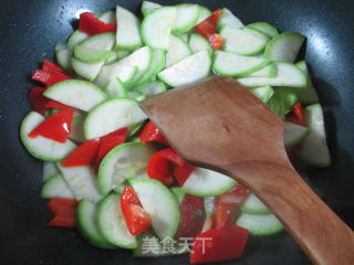 红椒开洋炒西葫芦的做法步骤：4