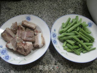梅豆烧排骨的做法步骤：1