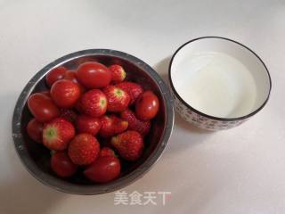 新鲜草莓做的草莓布丁的做法步骤：2