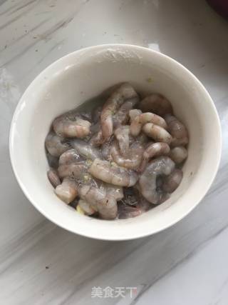 虾仁炒蒜苔的做法步骤：1