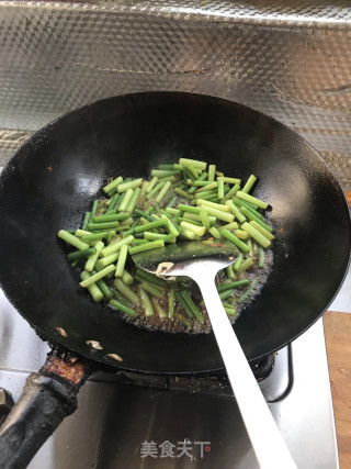 虾仁炒蒜苔的做法步骤：3