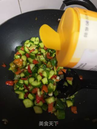 胡萝卜红椒炒黄瓜的做法步骤：5