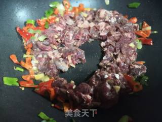葱香红椒炒牛肉片的做法步骤：2