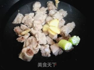 菌菇玉米排骨汤的做法步骤：3
