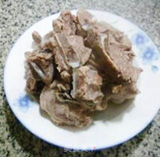 黄花菜烧肉骨的做法步骤：1