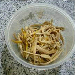 黄花菜烧肉骨的做法步骤：2
