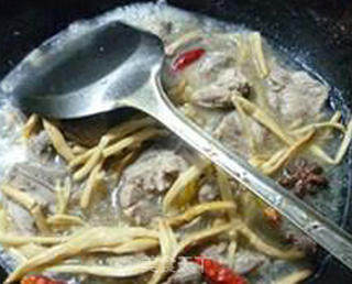 黄花菜烧肉骨的做法步骤：6