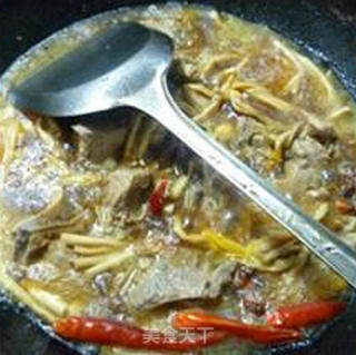 黄花菜烧肉骨的做法步骤：8