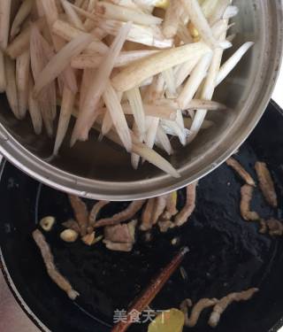 肉丝炒藕尖的做法步骤：6
