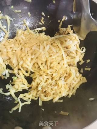 蛋炒河粉的做法步骤：4