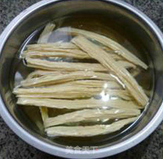 瘦肉酸带豆炒腐竹的做法步骤：1