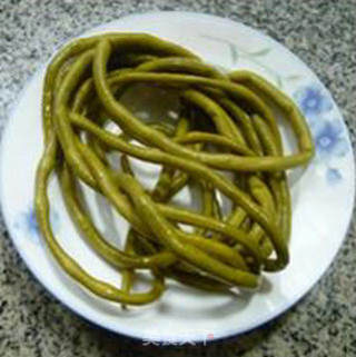 瘦肉酸带豆炒腐竹的做法步骤：2