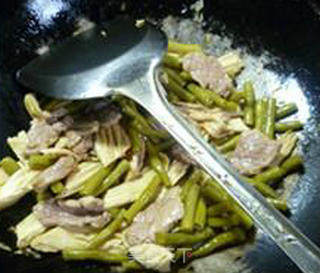 瘦肉酸带豆炒腐竹的做法步骤：8