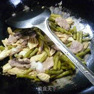 瘦肉酸带豆炒腐竹的做法步骤：9