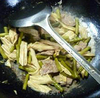 瘦肉酸带豆炒腐竹的做法步骤：10