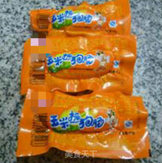 玉米热狗肠炒黄芽菜的做法步骤：2