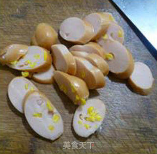 玉米热狗肠炒黄芽菜的做法步骤：5