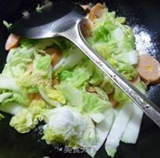 玉米热狗肠炒黄芽菜的做法步骤：8