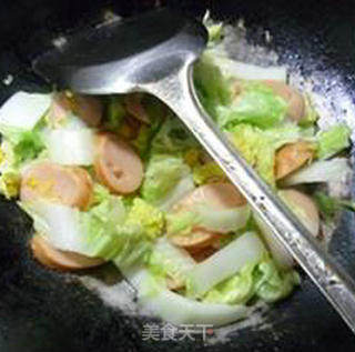 玉米热狗肠炒黄芽菜的做法步骤：9