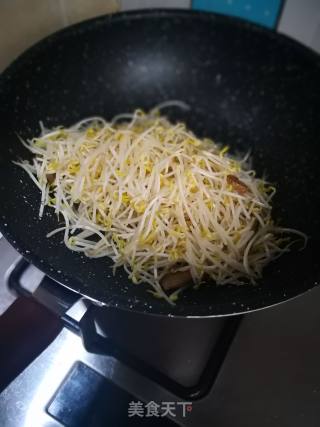 炒豆芽的做法步骤：2