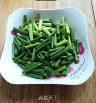 章鱼须炒蒜苔的做法步骤：3