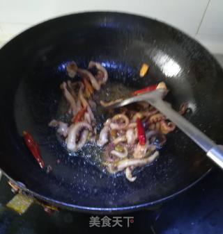 章鱼须炒蒜苔的做法步骤：9