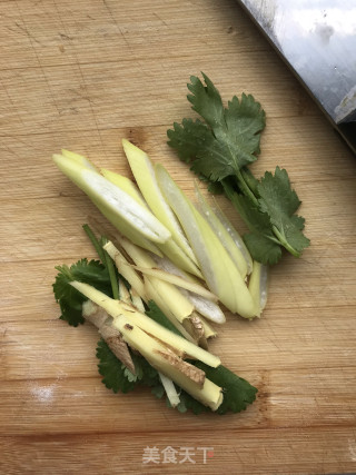 生拌嘎巴虾的做法步骤：2