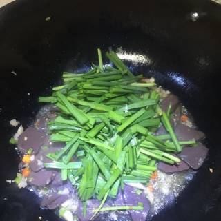韭菜炒鸡血的做法步骤：8