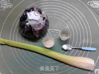 糖醋西芹紫甘蓝的做法步骤：1