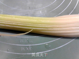 糖醋西芹紫甘蓝的做法步骤：2