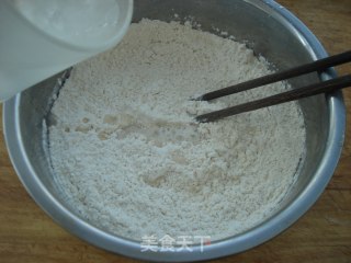 芝麻酱烧饼的做法步骤：1