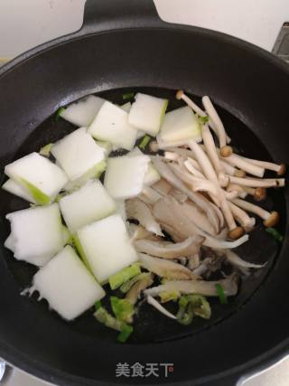 冬瓜菌菇虾皮汤的做法步骤：4
